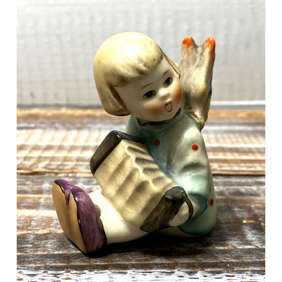 Vintage Goebel Angel Sitting Playing an Acordian 2.5" Tall West Germany - Picture 11 of 11